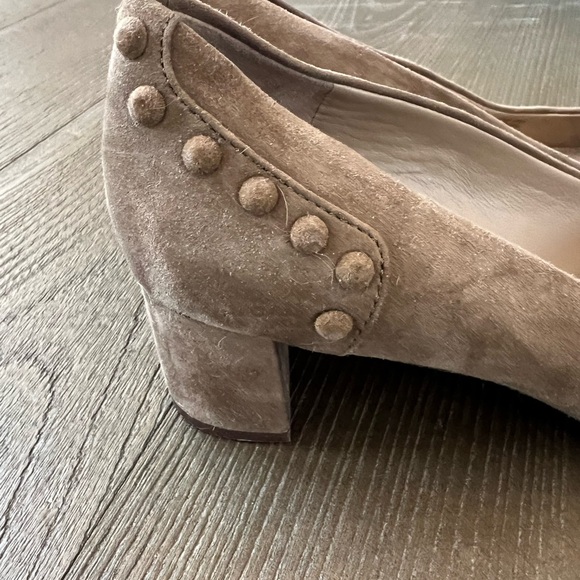 Tory Burch. Tan Suede Low Chunky Heel. Size 8.5. - Picture 3 of 7